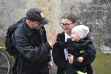 Rafał Nowak - bohater w strażackim mundurze przebiegł 300 km dla małej Zuzi  
