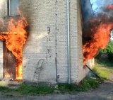 Pożar w budynku wielorodzinnym w Łasku. Strażacy nie wykluczają celowego podpalenia ZDJĘCIA