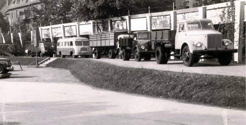 MTP 1957 r. Na pierwszym planie samochody ciężarowe marki...