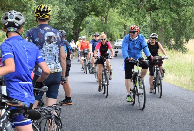 Kruszwicka Grupa Rowerowa zaprosiła turystów na wycieczkę nad Zalew Koronowski. Na rowerach pokonali ponad 100 kilometrów