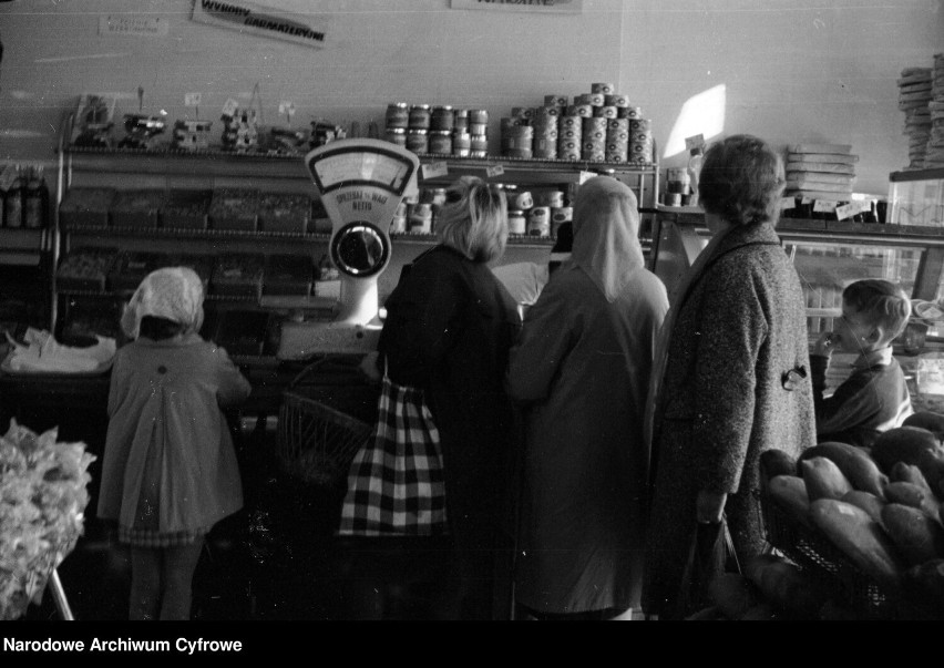 Za czym kolejka ta stoi, czyli jak robiliśmy zakupy w PRL. Zobacz archiwalne zdjęcia