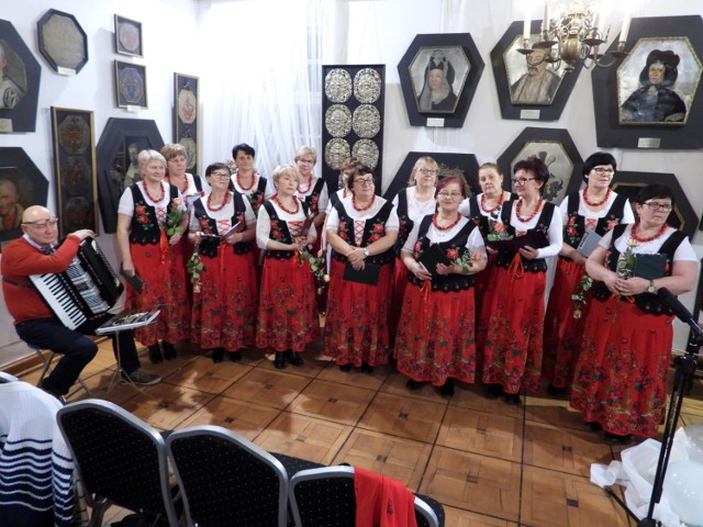 Zespół Ale Babki zaprezentował mniej i bardziej znane kolędy.