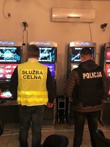 Policyjny nalot na lokal z nielegalnymi automatami do gier. 