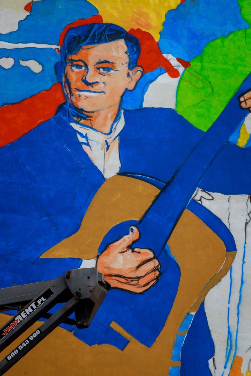 Czy tak wygląda Zenek Martyniuk? Powstaje mural króla disco polo na Dziesięcinach. Trwają prace [nowe zdjęcia]