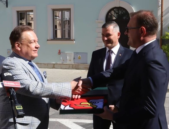 27 maja – to Dzień Samorządu Terytorialnego. Dlatego marszałkowie przekazali na ręce prezydenta Radosława Witkowskiego flagę Mazowsza.