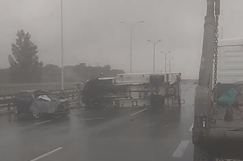 Wypadek na DTŚ w Świętochłowicach: Zderzył się samochód osobowy z ciężarówką