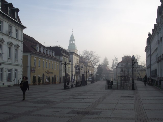 Roczna średnia stężenia pyłu PM-10 jest w Jeleniej Górze - Cieplicach najwyższa, spośród wszystkich monitorowanych miast na Dolnym Śląsku. Normy są tu przekraczane wielokrotnie i zdarzało się, że osiągały poziom alarmowy.