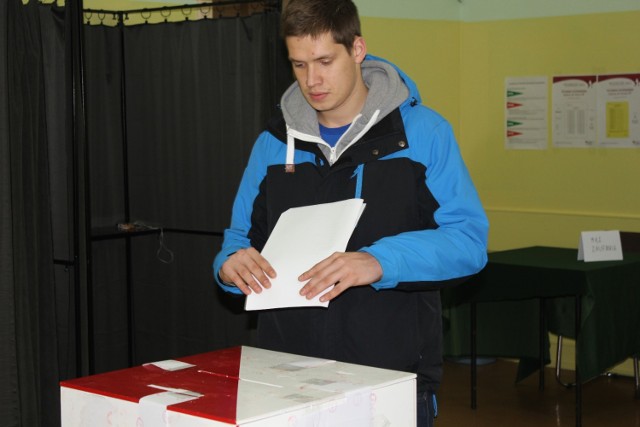 Wybory parlamentarne 2015. Frekwencja na godz. 12.00