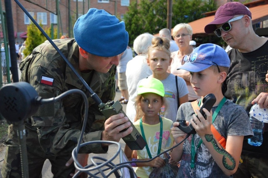 Rodzinny piknik wojskowy i ludowy, zorganizowano w niedzielę...