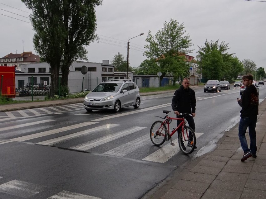 Przejście dla pieszych przy wiadukcie kolejowym na ul....