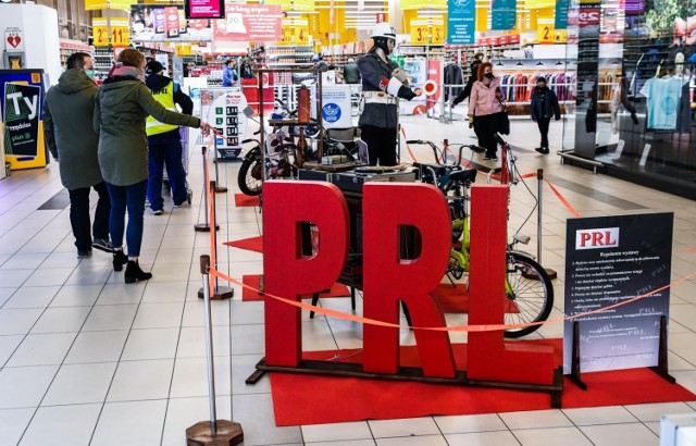 Sprzęty domowe, pojazdy i przedmioty codziennego użytku z czasów PRL-u na wystawie w Auchan w Bydgoszczy