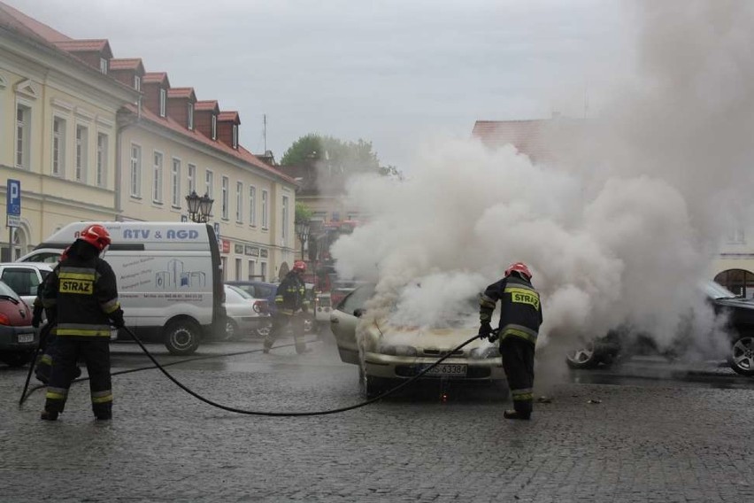 Pożar w Oświęcimiu. Płonęło auto na Rynku [WIDEO, ZDJĘCIA]