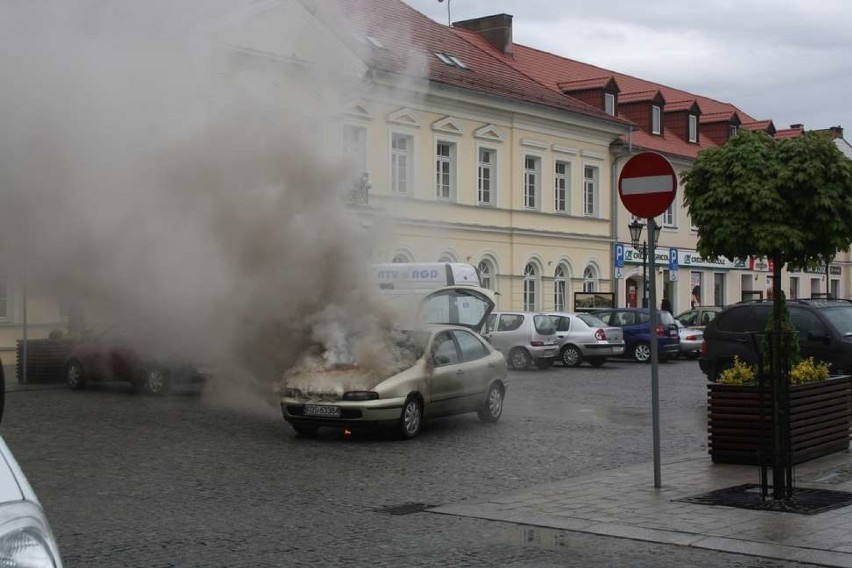 Pożar w Oświęcimiu. Płonęło auto na Rynku [WIDEO, ZDJĘCIA]