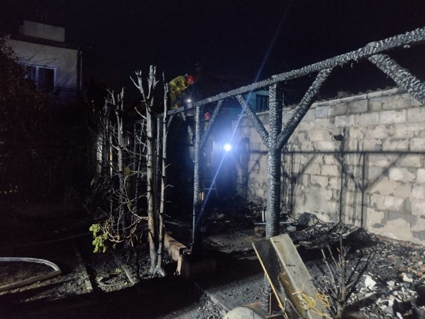 Budynki gospodarcze i altana spłonęły doszczętnie na posesji przy ulicy Chełmońskiego w Ostrowcu. Strażacy uratowali dom