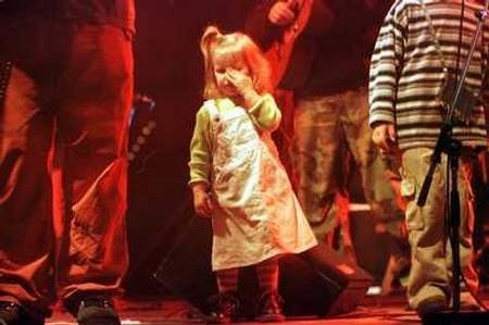 Podczas koncertu nie zabrakło również momentów silnego wzruszenia. Na zdjęciu mała Franciszka płacze odchodząc od mikrofonu.