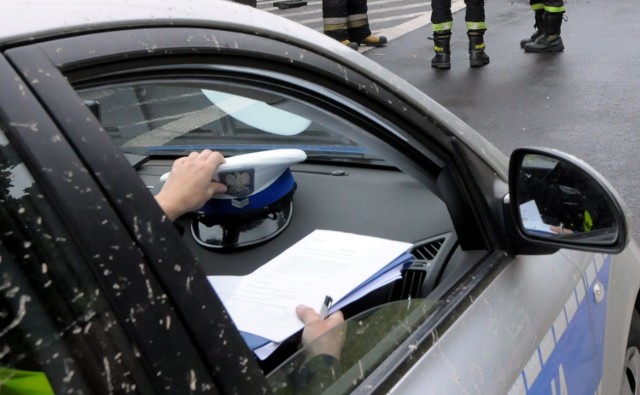 Policjanci ustalili, że jezdnia w tym miejscu była oblodzona