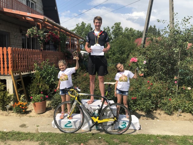 Adam Jarzębak został w domu powitany jak zwycięzca wielkiego tour. Czekało na niego podium