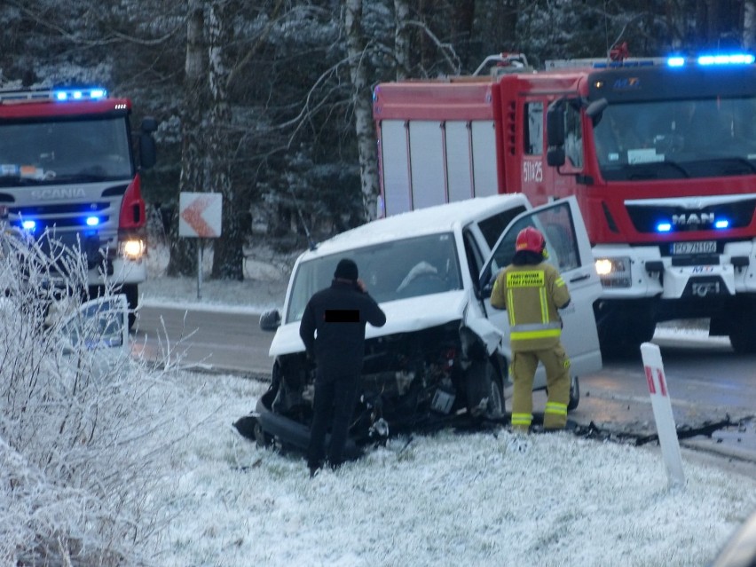 Nowy Tomyśl. Wypadek na trasie Jastrzębsko Stare - Sękowo. Dwa auta zderzyły się czołowo. MAMY ZDJĘCIA!