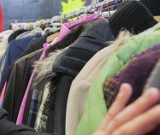 Kibice "Wigier Suwałki" organizują zbiórkę. Biednym kobietom podaruj ubrania