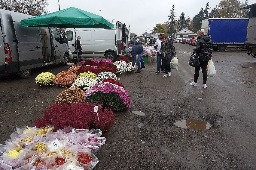 Łodzianie ruszyli na cmentarze, ale bardzo spokojnie. Za to sprzedawcy kwiatów obniżają ceny i załamują ręce 