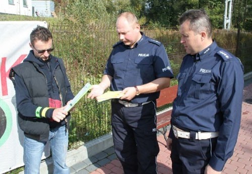 Głogowska policja rozda odblaskowe opaski.