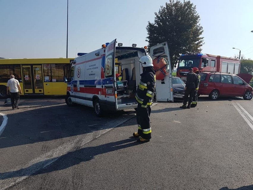 Bronowice: Wypadek na DK 94 [ZDJĘCIA]. Zderzyły się dwa samochody i autobus. Lądował LPR