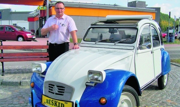 Maciej Fereńczuk i citroen 2CV - samochód, który będzie ozdobą stacji retro na gorlickim Statoil