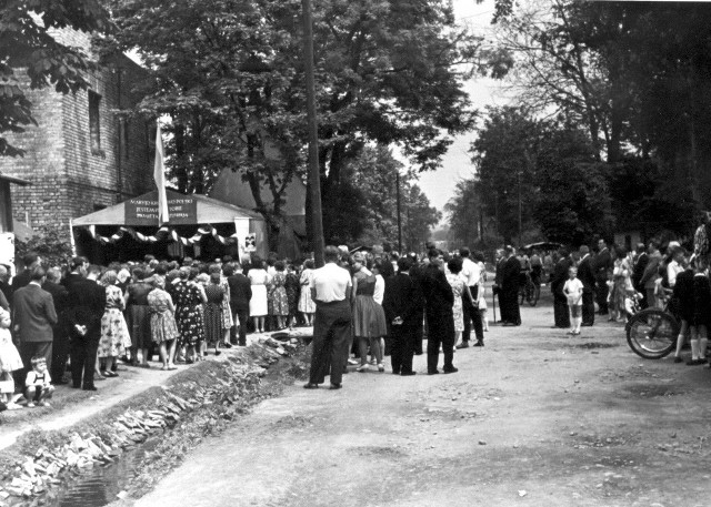 W 1962 roku Strzemieszyczanie zebrali się wokół kapliczki z okazji uroczystości odpustowych