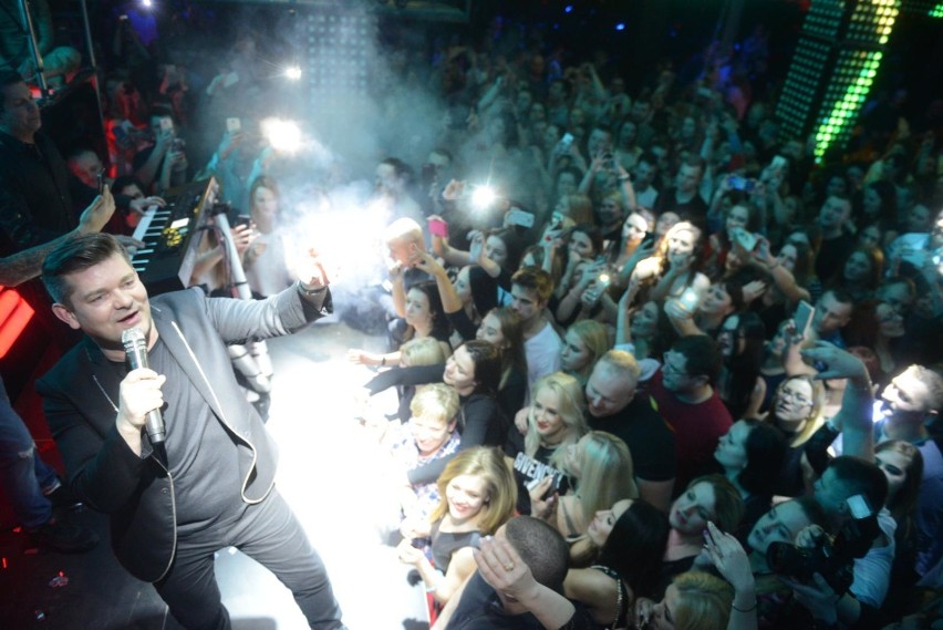 Zenek Martyniuk podczas koncertu w klubie w Zielonej Górze