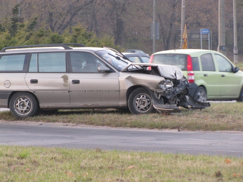 Stłuczka na skrzyżowaniu ul. Diamentowej z ul. Wrotkowską.