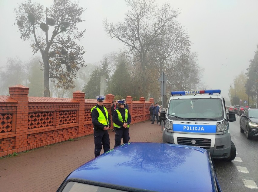 Policjanci z Tucholi stoją przy drogach i cmentarzach
