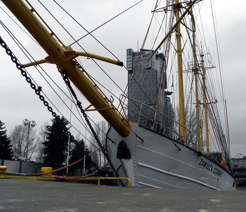 Flagowy jacht ZHP na tle Sea Towers. Fot.: Darek Szczecina