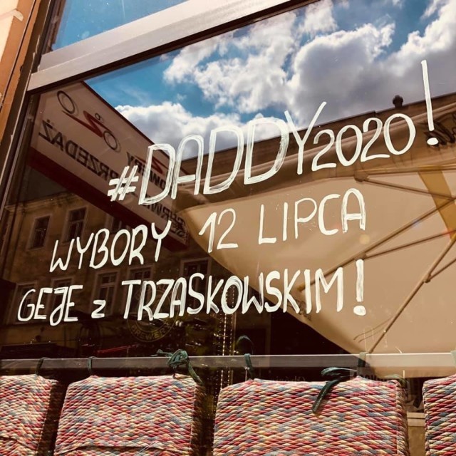 "#DADDY 2020!/Wybory 12 lipca/Geje z Trzaskowskim" - taki napis pojawił się na witrynie lokalu "Lokum Stonewall" znajdującego się przy ul. Półwiejskiej w Poznaniu.