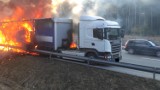 Pożar ciężarówki w Warszawie. Kiedy inni kierowcy nie reagowali, policjant ruszył z pomocą 