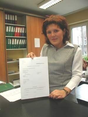 Monika Hadaś, pracująca w wydziale lokalowym, prezentuje formularz, który muszą wypełnić ubiegający   się o zamianę mieszkania. Fot: Michał Wroński