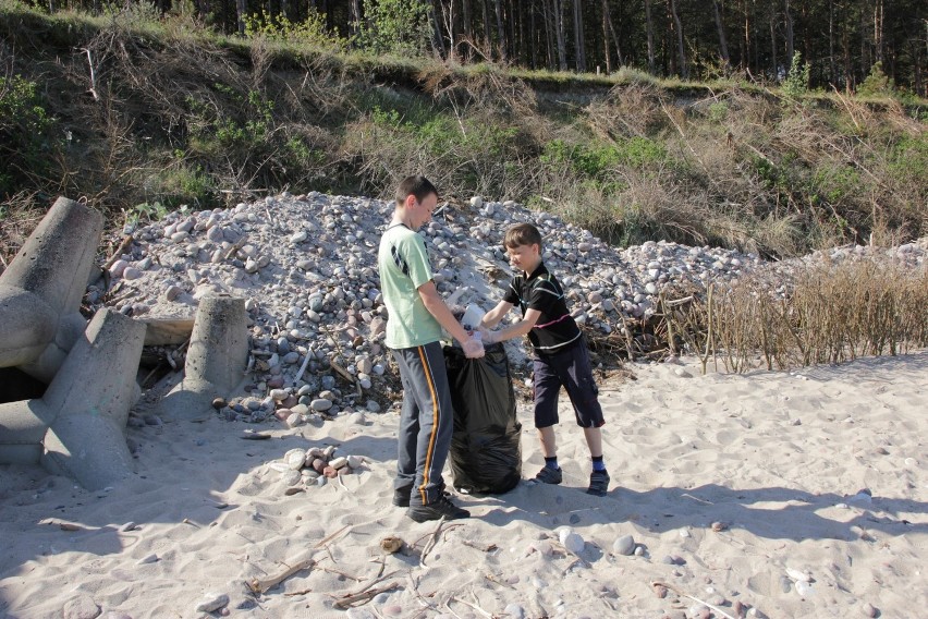 Jarosławiec. Czwartoklasiści sprzątali plażę w Jarosławcu