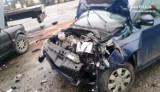 Wypadek na DK 1 w Dąbrowie. Dwie osoby trafiły do szpitala 