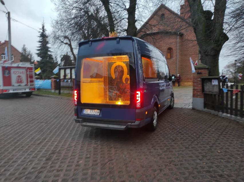 Kopia Obrazu Matki Boskiej zawitała do Strzyżewa Kościelnego. Wzruszający moment [FOTO]