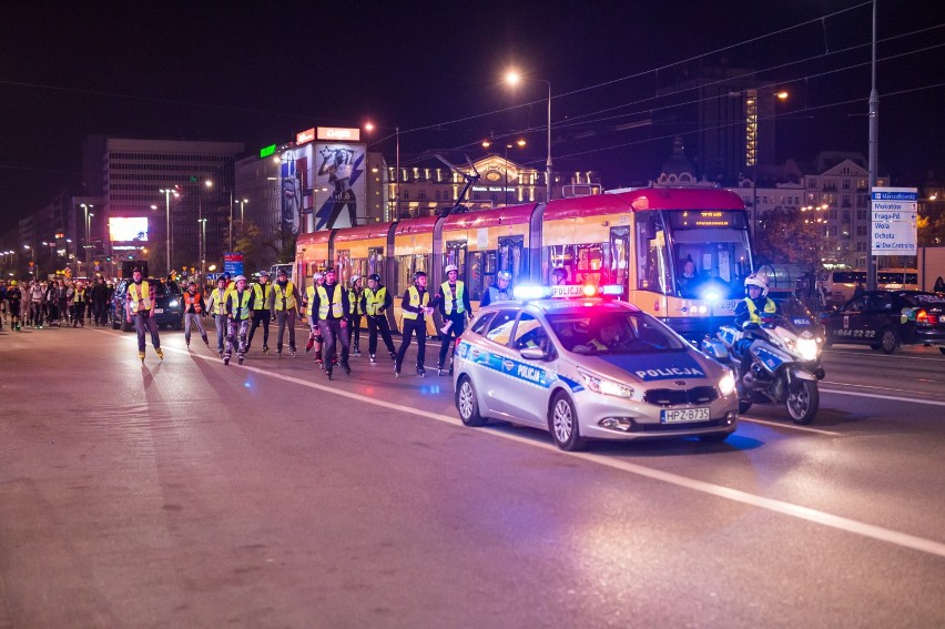 Nightskating Warszawa - kilkuset rolkarzy na zakończenie...