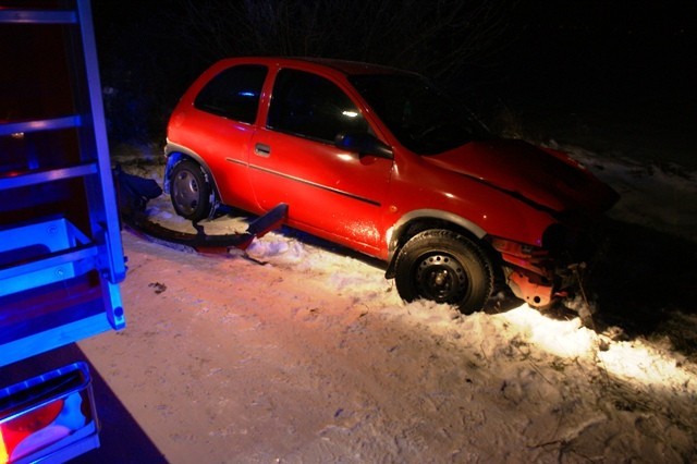 Wypadek pod Krotoszynem - dwie osoby ranne i rozbity samochód na trasie Gorzupia-Świnków ZDJĘCIA