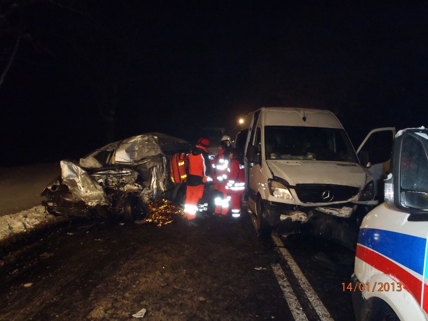Jedna osoba zginęła w zderzeniu dwóch ciężarówek, busa i volkswagena caddy