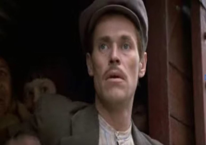 Willem Dafoe na dworcu w Głubczycach. Kadr z filmu "Triumf...
