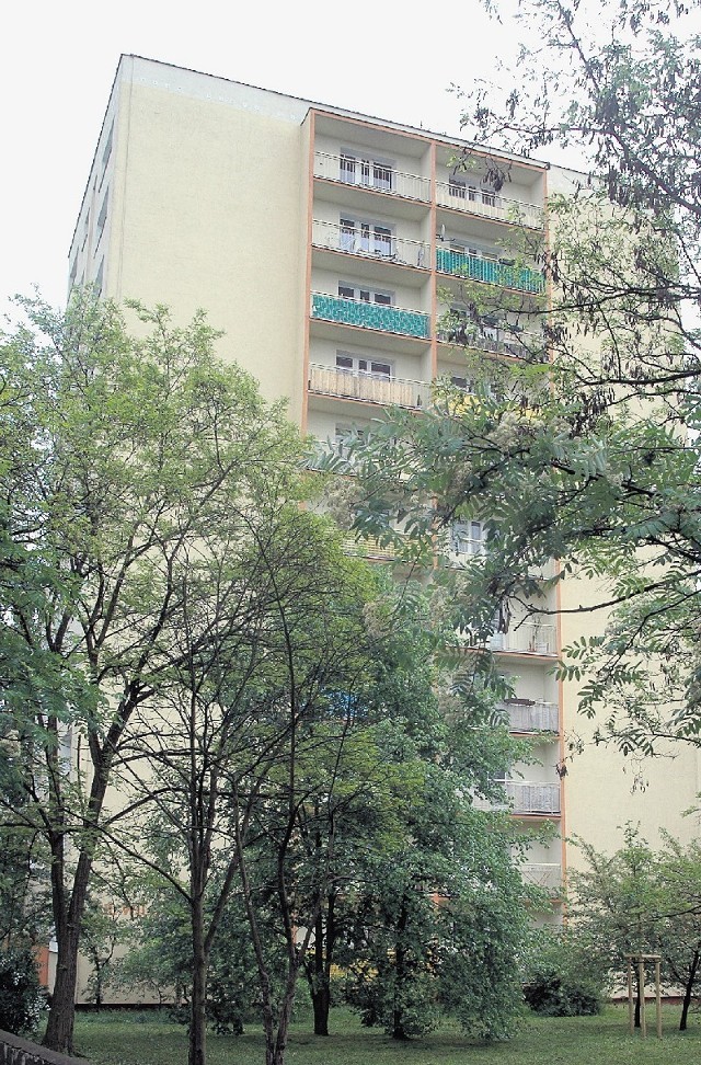 Mieszkania w policyjnych blokach na Wilczaku lokatorzy będą mogli wykupić dopiero w 2014 roku, po spłacie kredytu zaciągniętego na ich termomodernizację