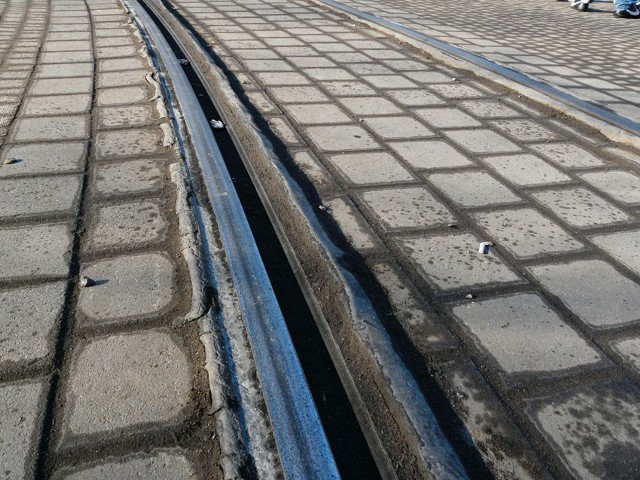 Przechodnie na placu Kilińskiego w Zgierzu muszą bardzo uważać, żeby nie potknąć się na wyboistych torach tramwajowych.