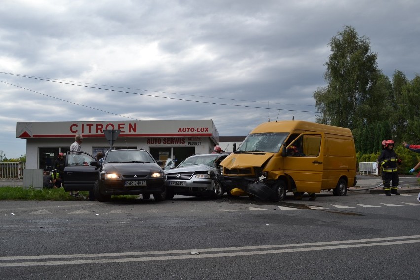 Wypadek w Rybniku: Trzy samochody zderzyły się na Raciborskiej