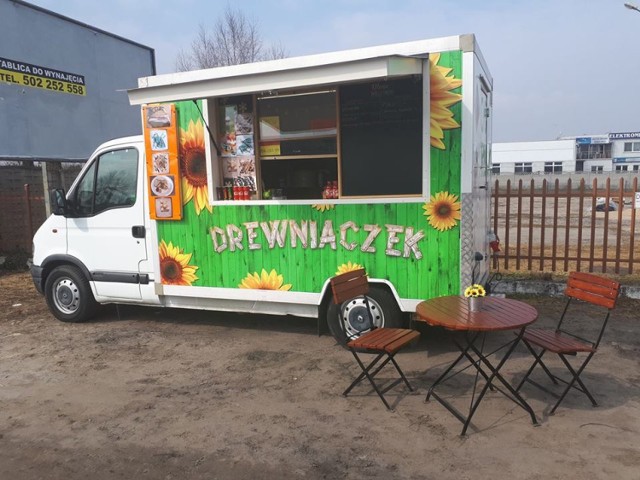 Food truck o nazwie "Drewniaczek", z którego serwowane są naleśniki