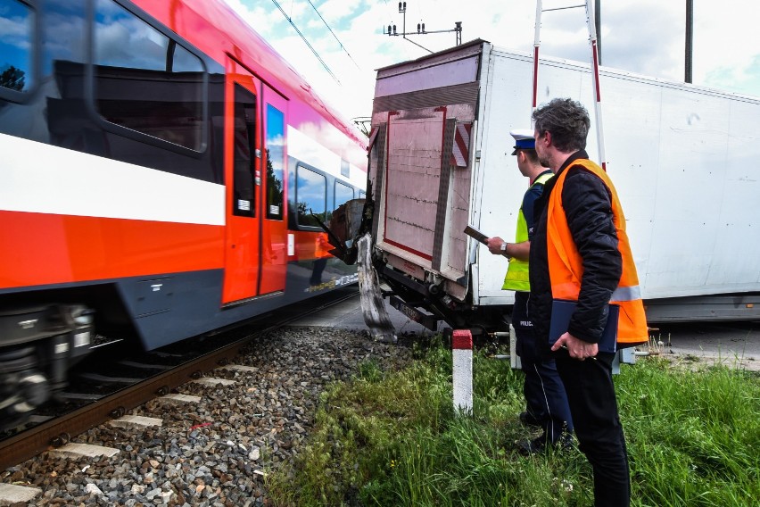 Wypadek na przejeździe kolejowym w Bydgoszczy [zdjęcia]