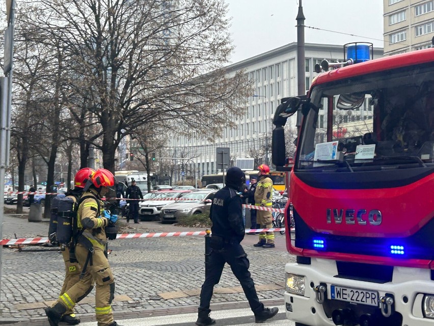 Pożar w centrum Warszawy. Spaliły się sprzęty w jednym z mieszkań. Na miejscu straż pożarna 