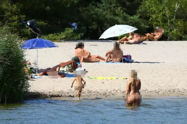 Plaża naturystów w Swolszewicach w pogodne dni jest pełna wczasowiczów