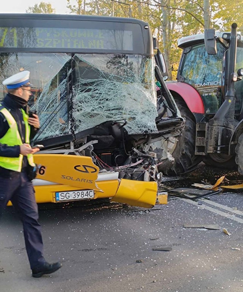 Rozbity autobus w Gliwicach - o krok od tragedii! Autobus linii 71. zderzył z ciągnikiem. Zobacz te zdjęcia!